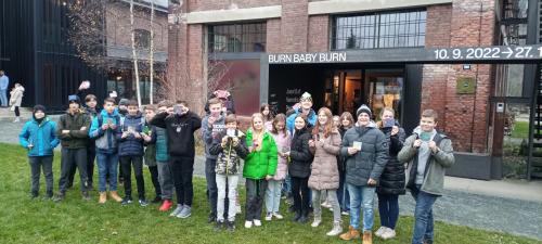 7.B na workshopu smaltovaných destiček 