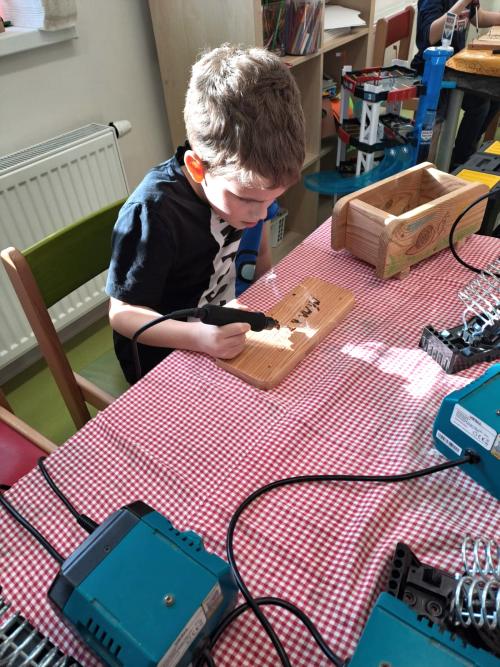 Vyrábění truhlíků ve školní družině