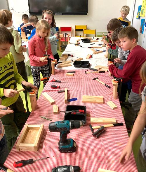 Výroba ptačích krmítek - školní družina